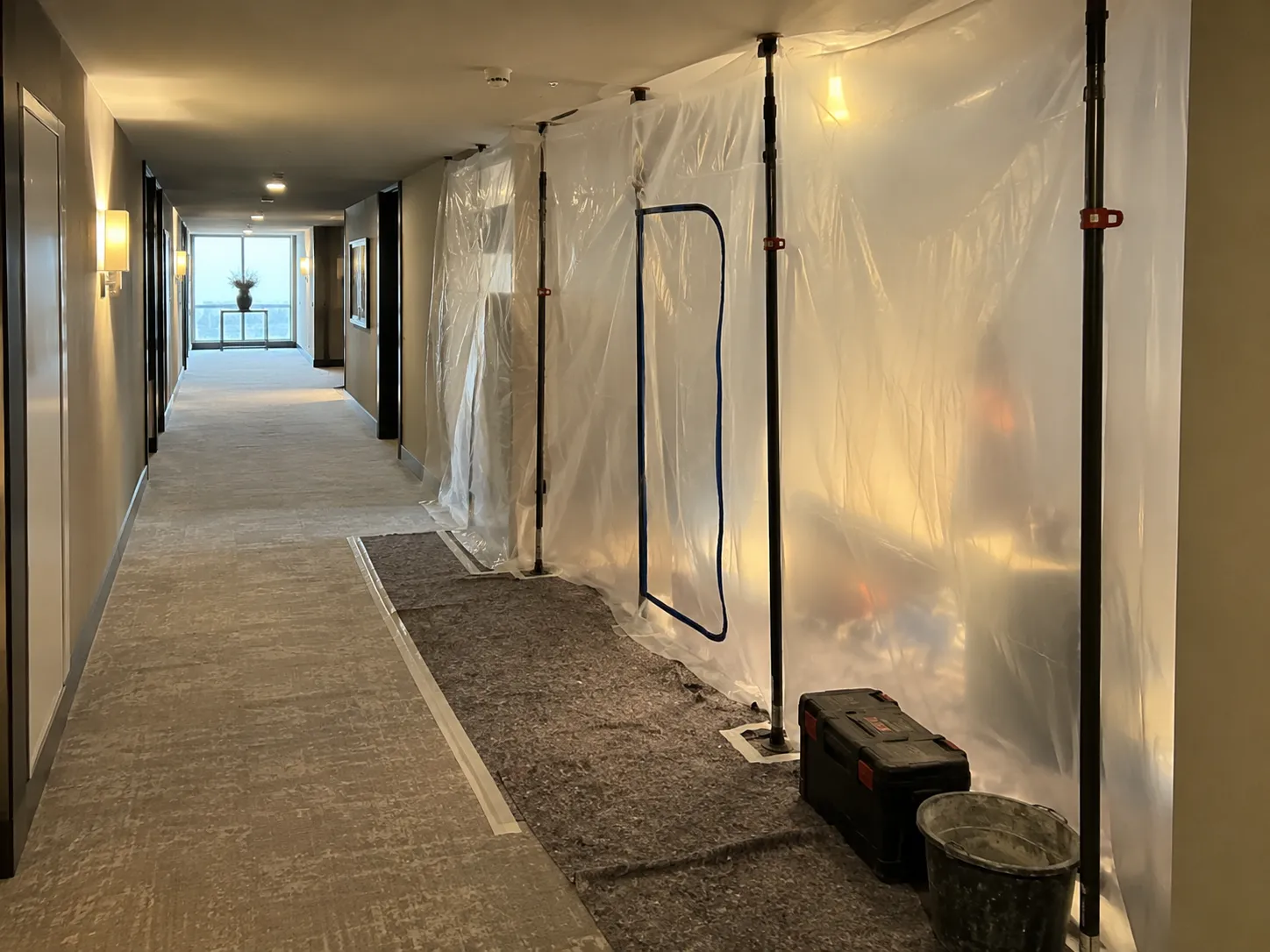 Abgetrennter Arbeitsbereich mit Staubschutzwand im Flur