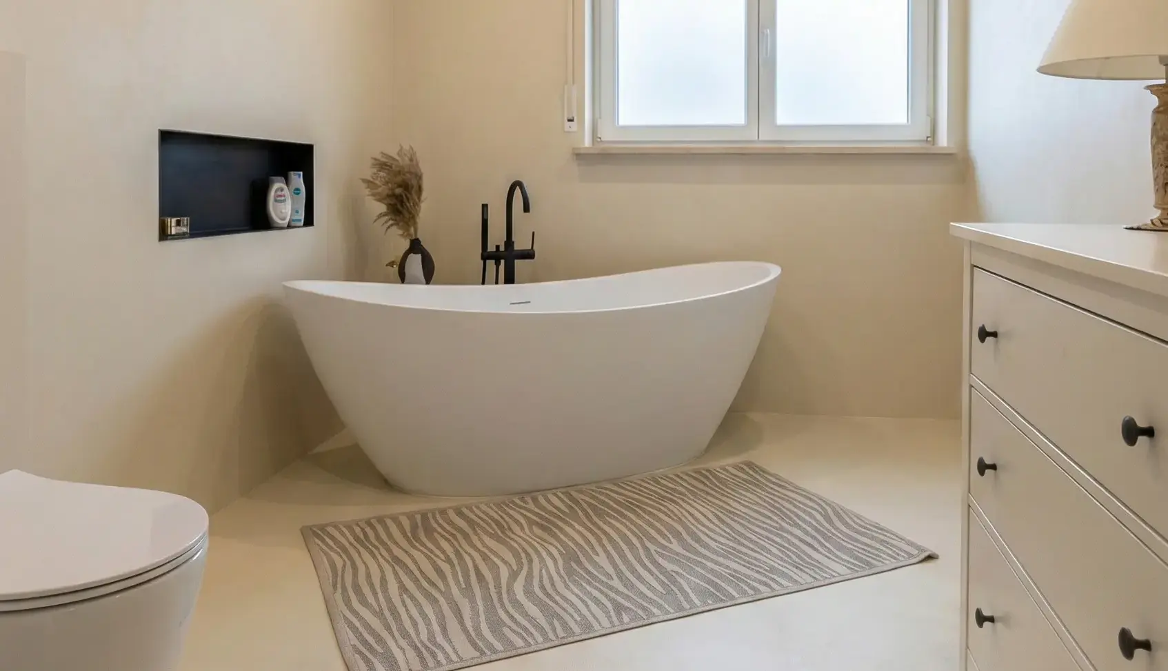 Nachher: Modernes Badezimmer mit fugenlosen Oberflächen nach Komplettsanierung