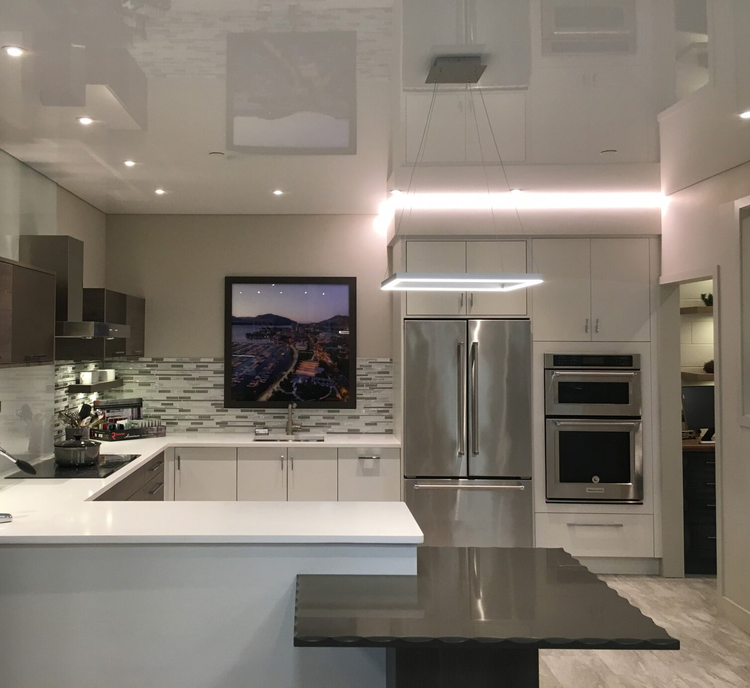 Spanndecke mit integrierter Beleuchtung von Spitzen Renovierung