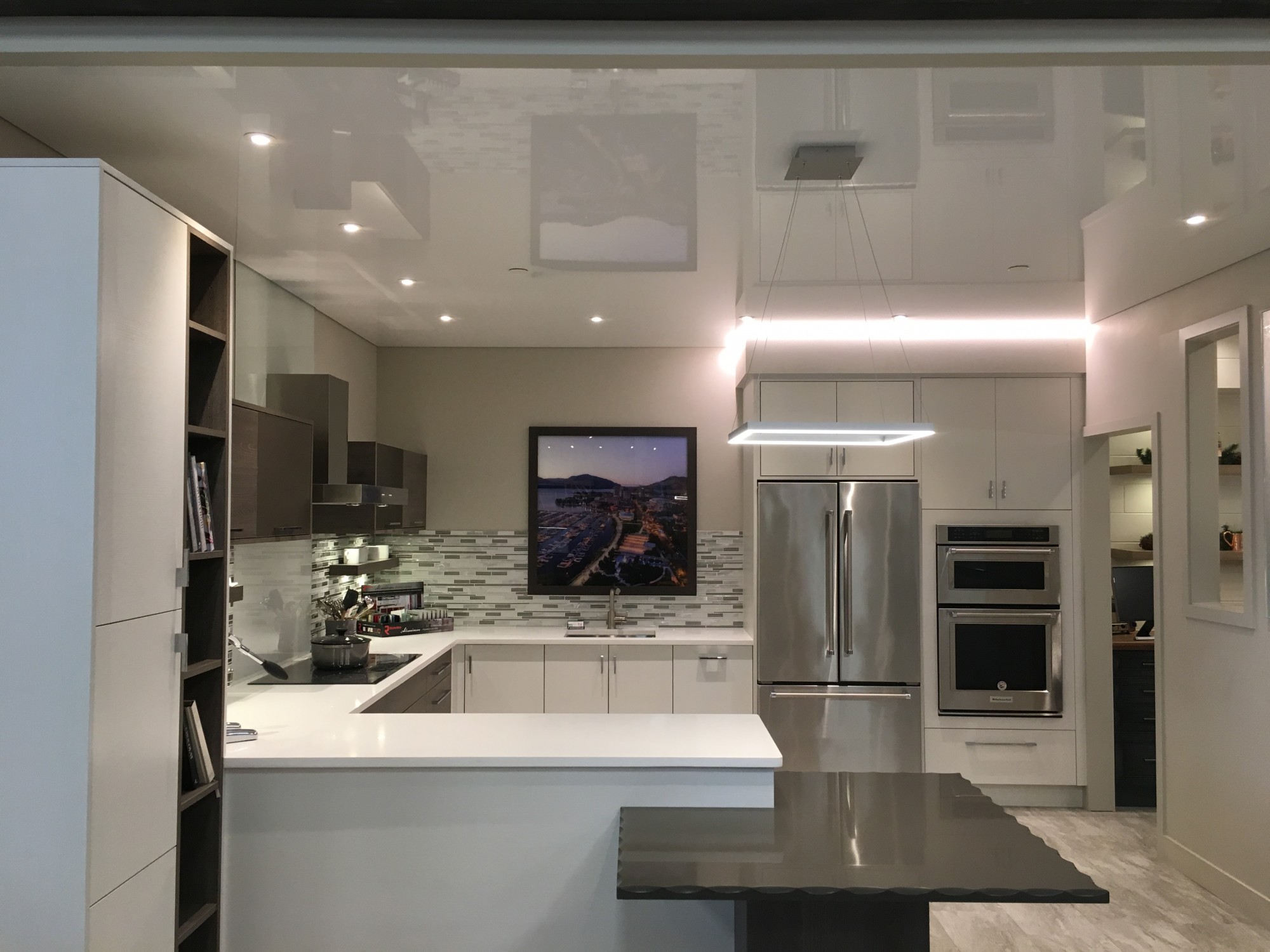 Spanndecke mit integrierter Beleuchtung von Spitzen Renovierung