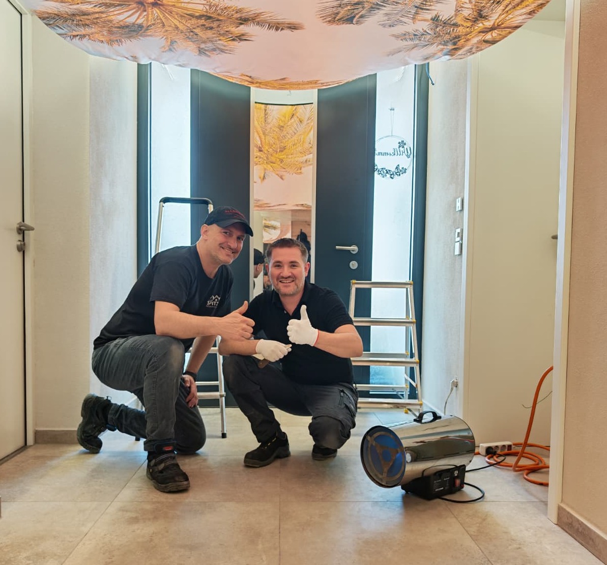 Spitzen Renovierung Team – Handwerker mit Schutzmaske und Spitzen Renovierung Shirt auf Baustelle in Gundelfingen